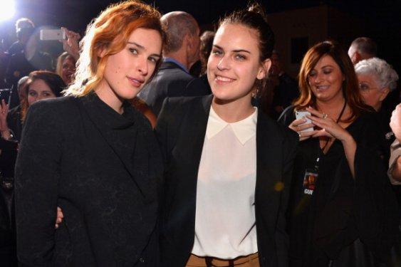 Ünlü olmayı kafasına koydu