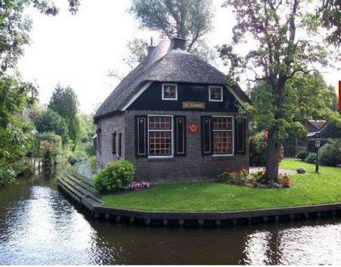 Su üzerinde yüzen inanılmaz yerleşim merkezleri