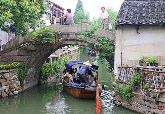 Su üzerinde yüzen inanılmaz yerleşim merkezleri