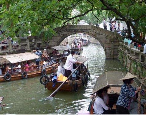 Su üzerinde yüzen inanılmaz yerleşim merkezleri