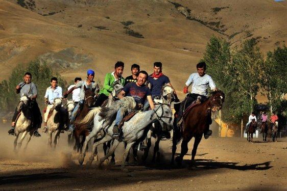 Kırgız Türkleri geleneklerini Türkiye'de de sürdürüyor