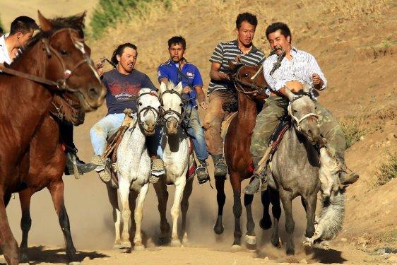 Kırgız Türkleri geleneklerini Türkiye'de de sürdürüyor