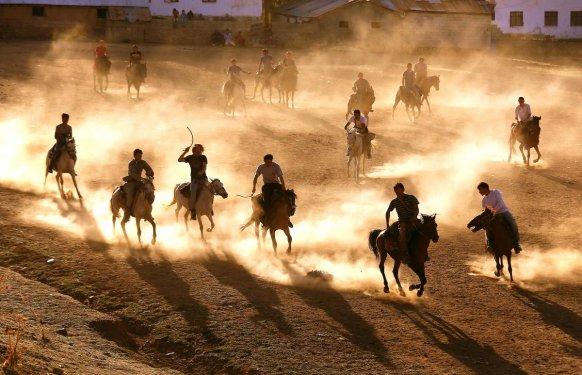 Kırgız Türkleri geleneklerini Türkiye'de de sürdürüyor