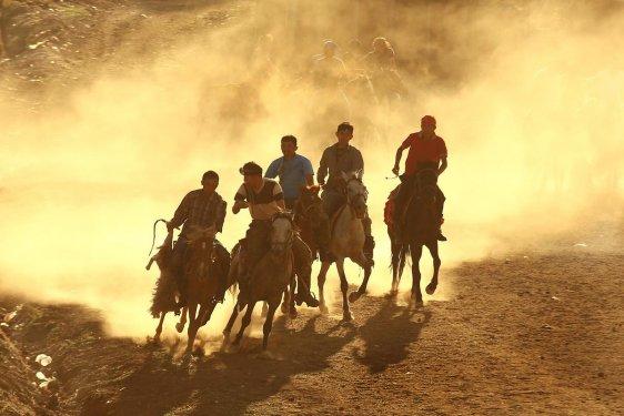 Kırgız Türkleri geleneklerini Türkiye'de de sürdürüyor