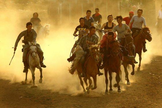Kırgız Türkleri geleneklerini Türkiye'de de sürdürüyor