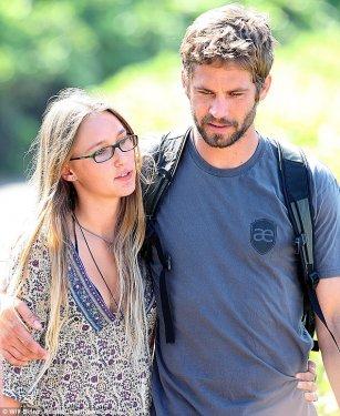 Paul Walker’ın sevgilisi yalın ayak görüntülendi