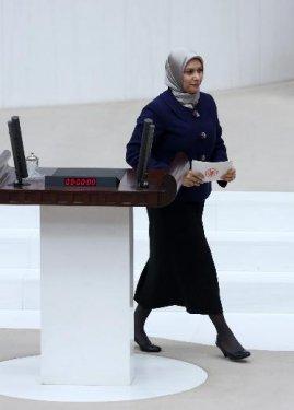 TBMM kürsüsünde konuşan ilk türbanlı vekil Candemir Çelik
