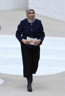 TBMM kürsüsünde konuşan ilk türbanlı vekil Candemir Çelik