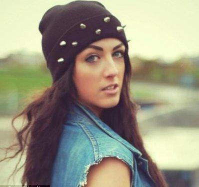 Eğri omurlu bu kız  manken oldu