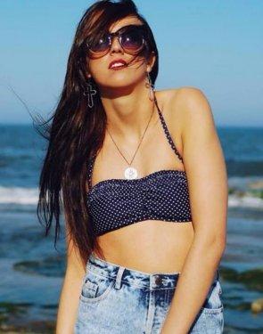 Eğri omurlu bu kız  manken oldu