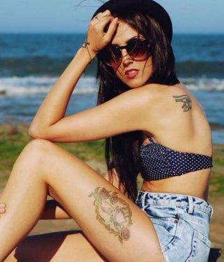 Eğri omurlu bu kız  manken oldu