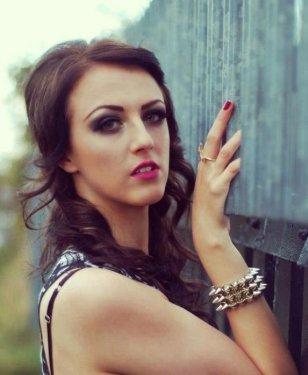 Eğri omurlu bu kız  manken oldu