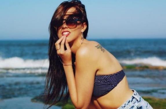 Eğri omurlu bu kız  manken oldu