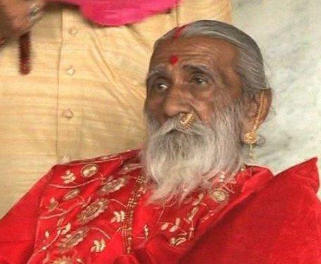 73 Yıldır hiçbir şey yemeden dimdik ayakta  