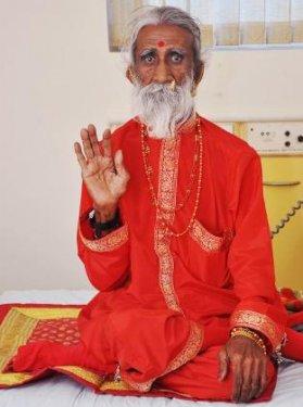 73 Yıldır hiçbir şey yemeden dimdik ayakta  