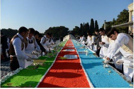 Dayanışma günü ve doğum gününe özel 52 metrelik pasta