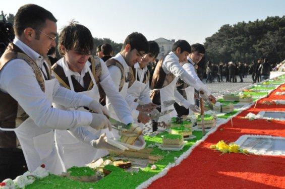 Dayanışma günü ve doğum gününe özel 52 metrelik pasta