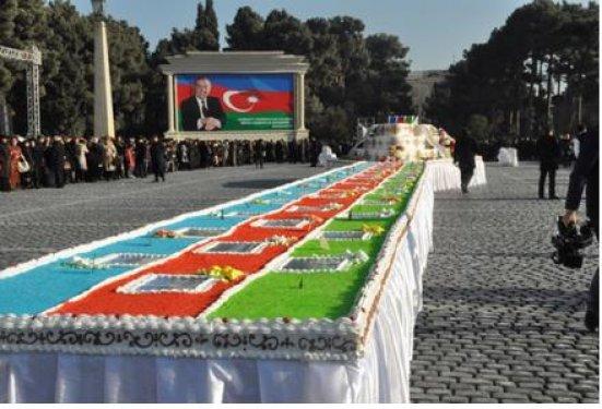 Dayanışma günü ve doğum gününe özel 52 metrelik pasta