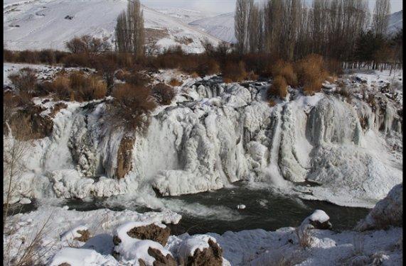 Muradiye Şelalesi dondu