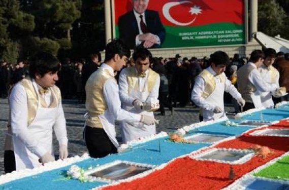 Dayanışma günü ve doğum gününe özel 52 metrelik pasta