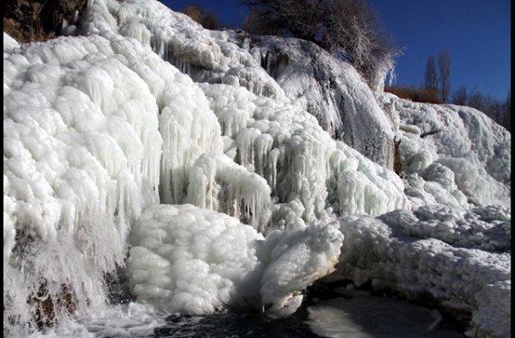 Muradiye Şelalesi dondu