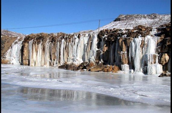 Muradiye Şelalesi dondu