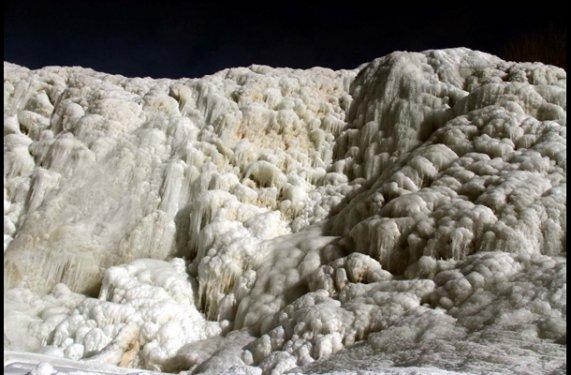 Muradiye Şelalesi dondu