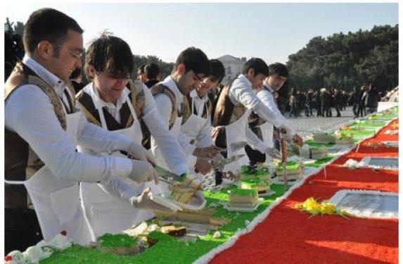 Dayanışma günü ve doğum gününe özel 52 metrelik pasta