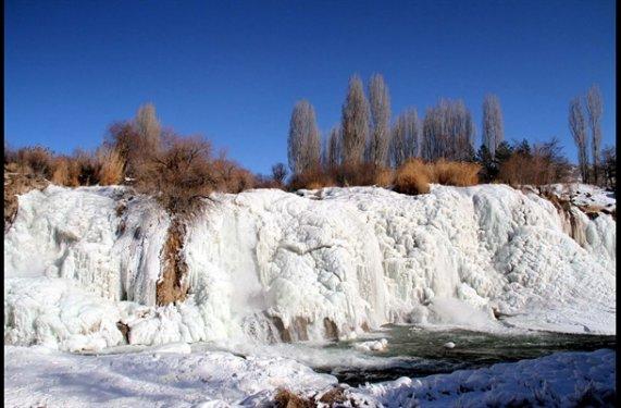 Muradiye Şelalesi dondu