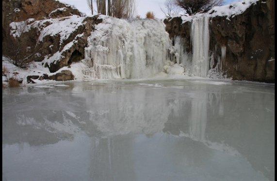 Muradiye Şelalesi dondu
