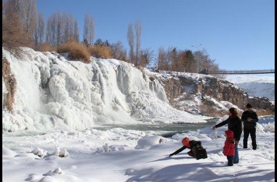 Muradiye Şelalesi dondu