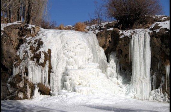 Muradiye Şelalesi dondu