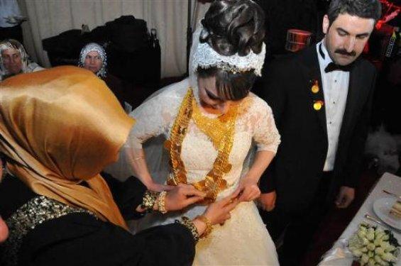 Ak Parti vekilinin oğlu evlendi