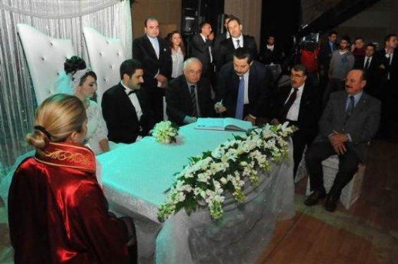 Ak Parti vekilinin oğlu evlendi