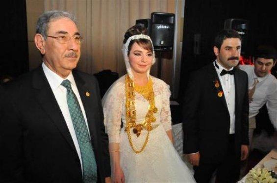 Ak Parti vekilinin oğlu evlendi