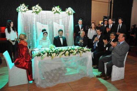Ak Parti vekilinin oğlu evlendi