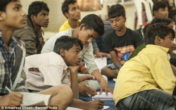 Hindistan'da sokak çocukları banka kurdu