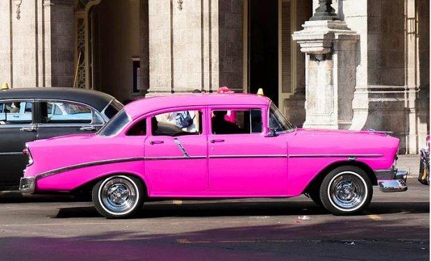 Havana sokaklarında nostaljik arabalar