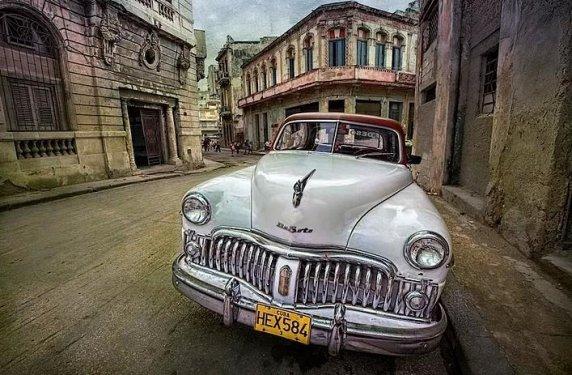Havana sokaklarında nostaljik arabalar