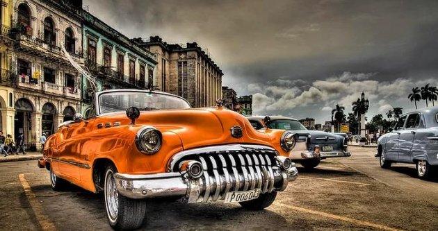 Havana sokaklarında nostaljik arabalar