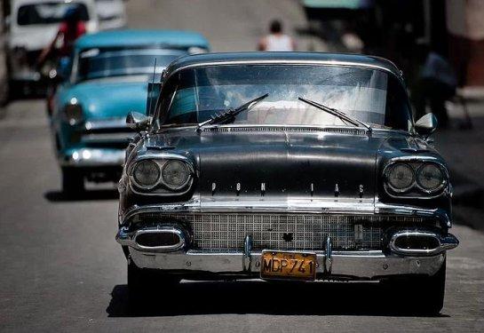 Havana sokaklarında nostaljik arabalar