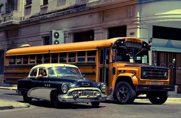 Havana sokaklarında nostaljik arabalar