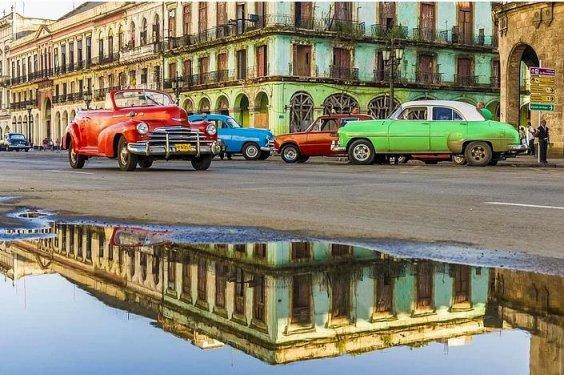 Havana sokaklarında nostaljik arabalar