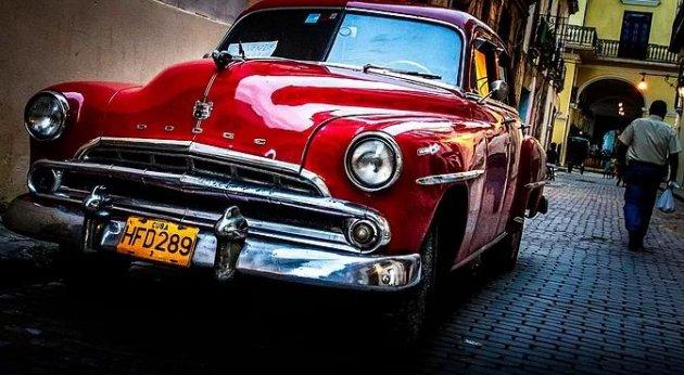 Havana sokaklarında nostaljik arabalar