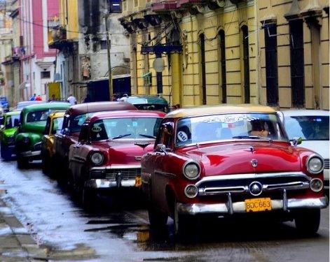 Havana sokaklarında nostaljik arabalar
