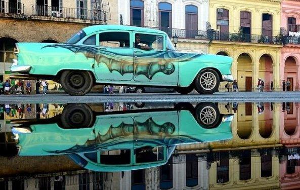 Havana sokaklarında nostaljik arabalar