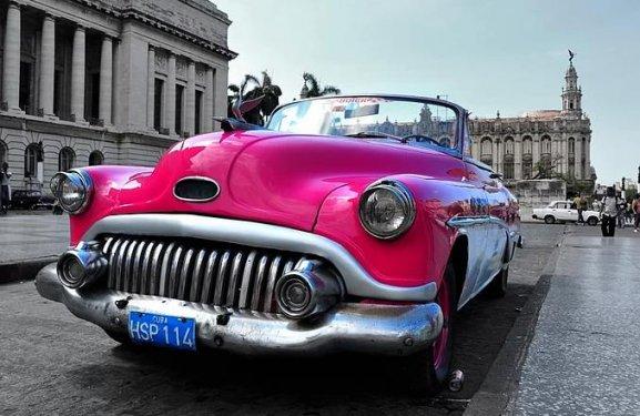 Havana sokaklarında nostaljik arabalar