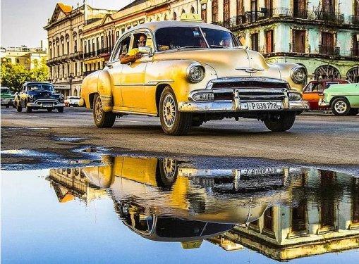 Havana sokaklarında nostaljik arabalar