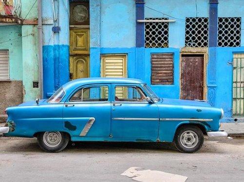 Havana sokaklarında nostaljik arabalar