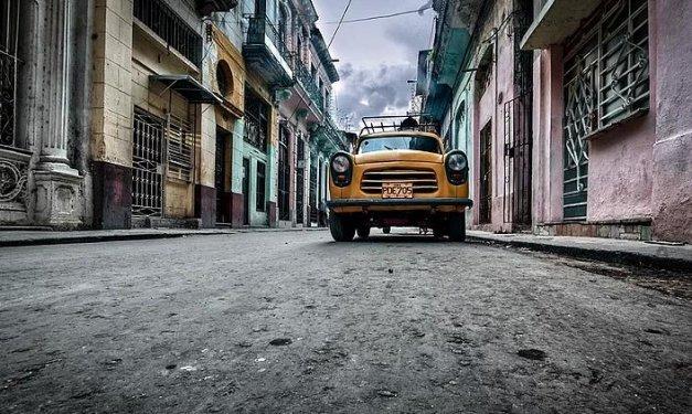 Havana sokaklarında nostaljik arabalar